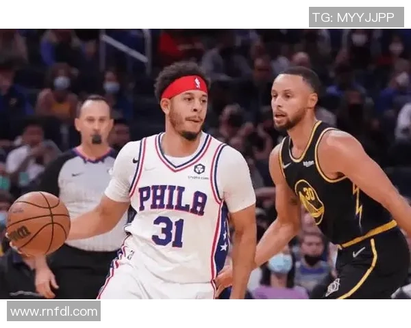 库里在湖人对勇士比赛中意外滑倒引发球迷热议与赛后分析