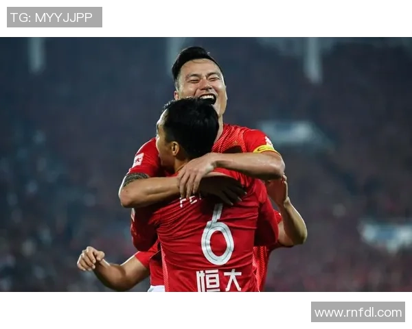 恒大队与上港队激战正酣谁将赢得中超巅峰对决的荣耀与未来 恒大队与上港队激战正酣谁将赢得中超巅峰对决的荣耀与未来